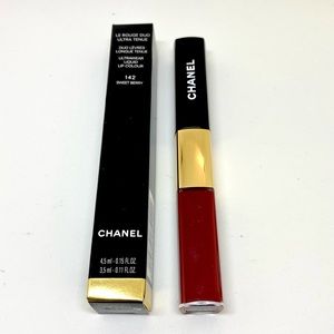 CHANEL •142 SWEET BERRY •LE ROUGE DUO
ULTRA TENUE ULTRAWEAR LIQUID
LIP COLOUR